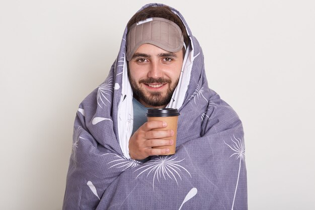 Foto indoor de barba por fazer alegre europeu jovem alegre posando sobre estúdio branco