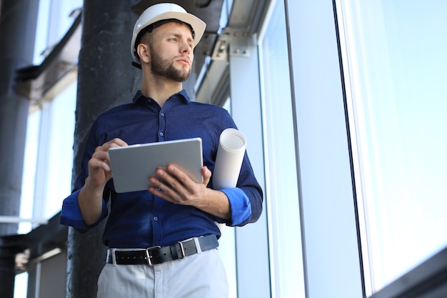 Foto foto de un ingeniero con una tableta digital en un sitio de construcción. este software me ayuda a realizar un seguimiento de todo.