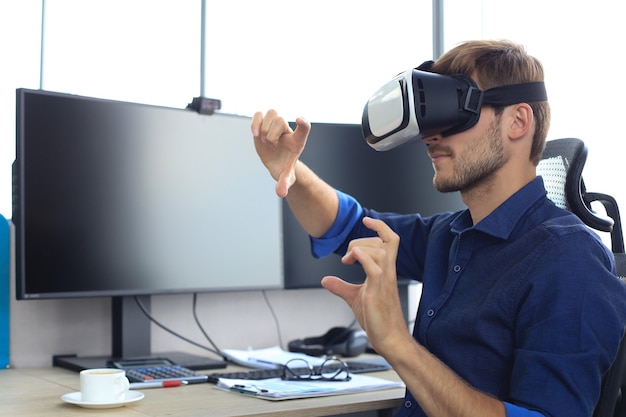 Foto de un ingeniero con un visor de realidad virtual en un edificio nuevo. Cambia la forma en que ves y experimentas el mundo.