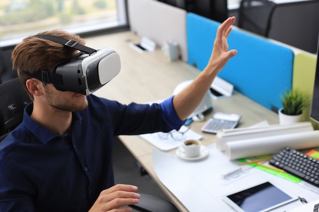 Foto de un ingeniero con un visor de realidad virtual en un edificio nuevo. Cambia la forma en que ves y experimentas el mundo.