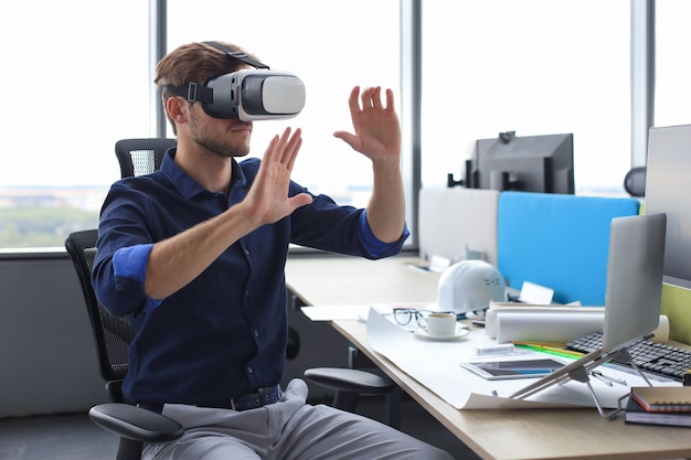 Foto de un ingeniero con un visor de realidad virtual en un edificio nuevo. Cambia la forma en que ves y experimentas el mundo.