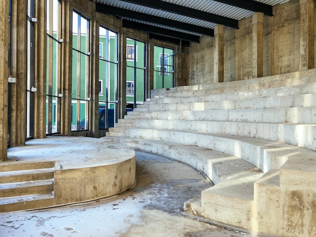 Foto interior do edifício em construção futura cena do anfiteatro e assentos de espectadores