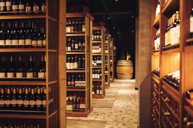 Foto interior de un largo corredor con estantes de madera llenas de botellas de la bodega de alcohol de élite