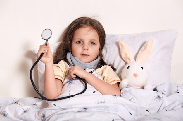 La foto interior de una niña espera al pediatra para que examine a las niñas