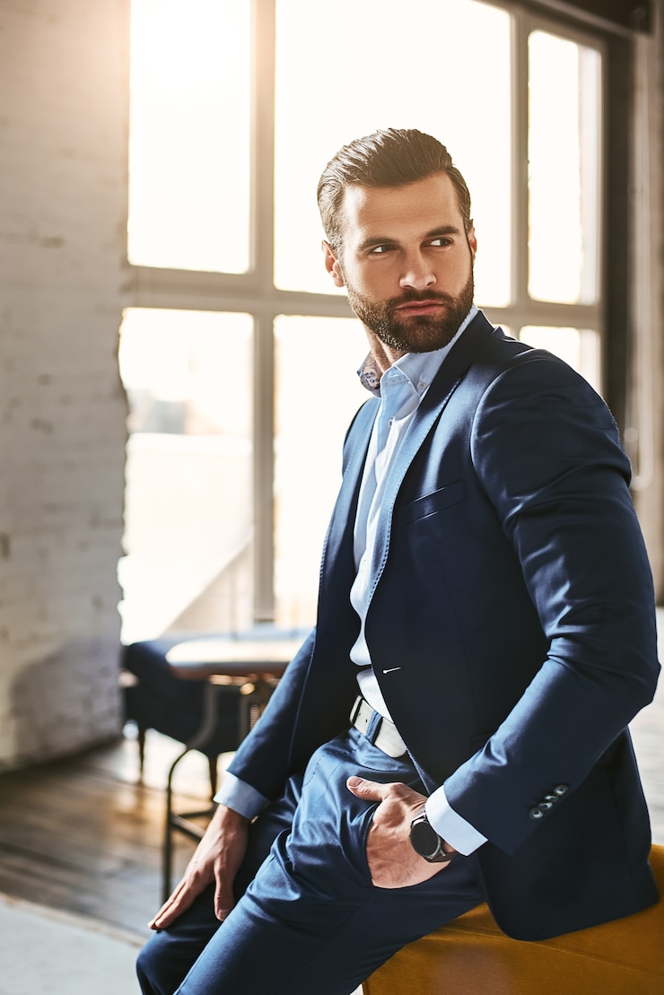 Foto foto interna de um jovem empresário europeu em um terno elegante em um escritório moderno.