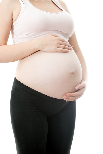 Foto isolada de barriga grande de mulher grávida em branco