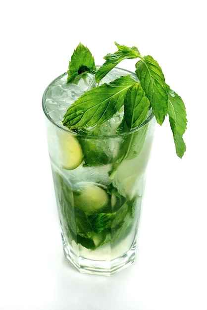Foto isolada vertical de um copo de chá gelado de limão e menta - perfeito para uso no menu