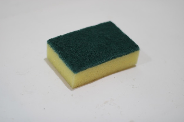 Foto de jabón amarillo y verde para lavar platos.