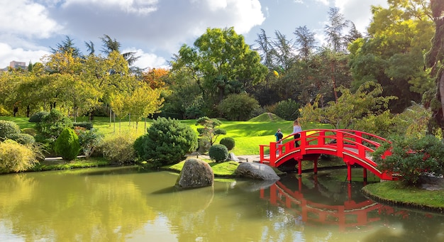 Una foto del jardín japonés en un día soleado de Toulouse en Francia