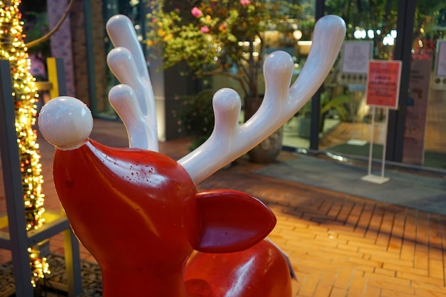 Una foto de un jardín navideño en un centro comercial.