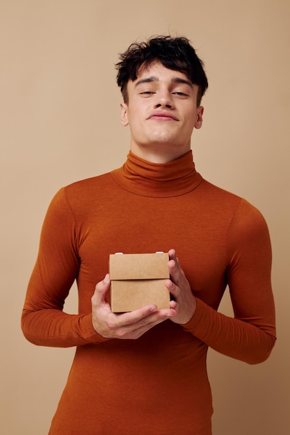 Foto jovem namorado posando de suéter marrom autoconfiança moda Estilo de vida inalterado
