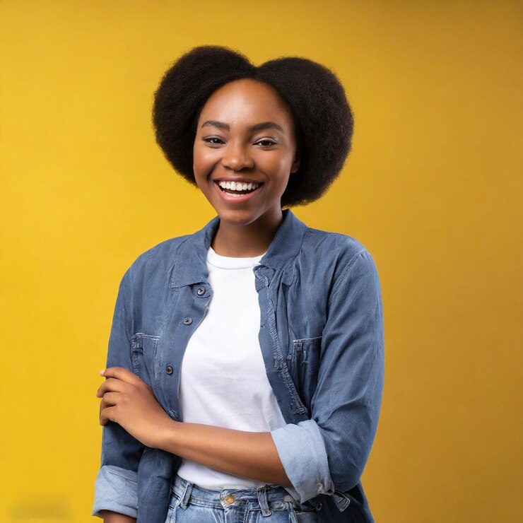 foto de una joven afroamericana aislada en el fondo amarillo del estudio expresión facial