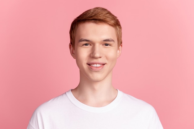 Foto de joven alegre chico buen humor toothy sonrisa protección de la cavidad estomatología aislado sobre fondo de color rosa