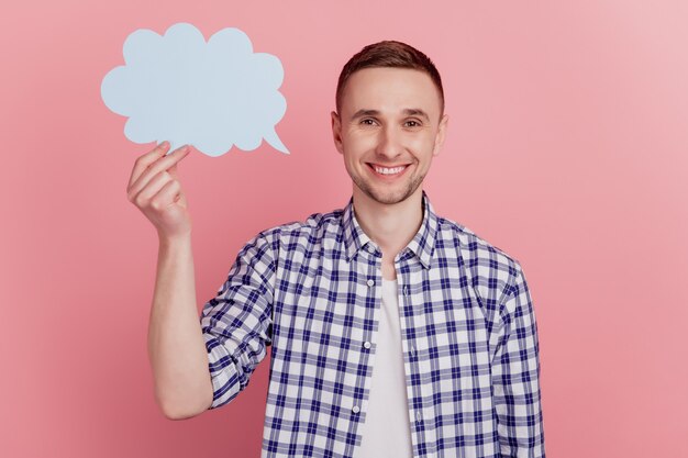 Foto de joven alegre feliz sonrisa positiva mantenga el diálogo de voz de nube de papel aislado sobre fondo de color pastel