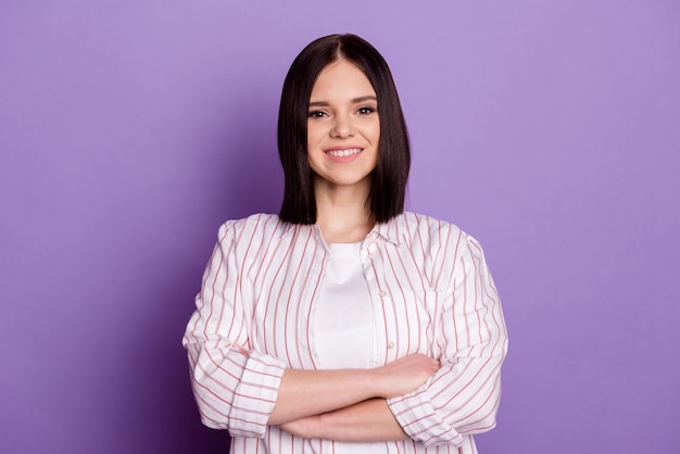 Foto de una joven alegre con las manos dobladas, un experto inteligente, un traje corporativo moderno aislado sobre un fondo de color violeta