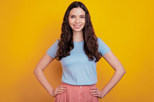 Foto de joven alegre sonrisa positiva feliz confía en llevar ropa casual aislado sobre fondo de color amarillo