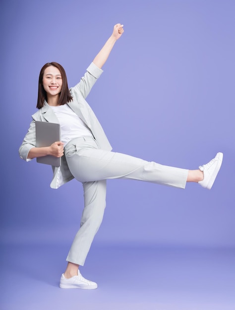 foto, de, joven, asiático, mujer de negocios, en, plano de fondo