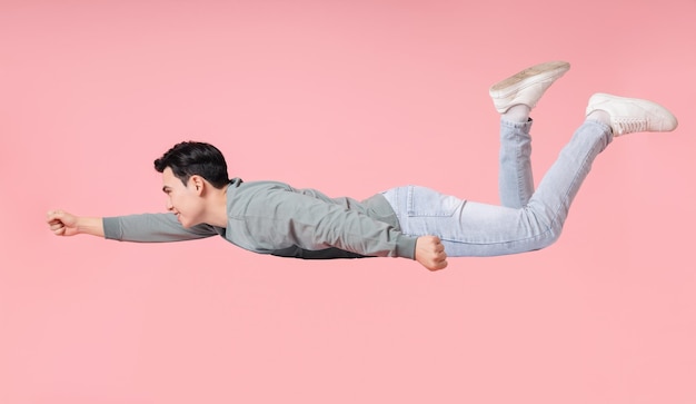 Foto de un joven asiático volando en el fondo