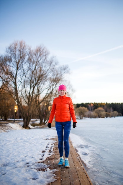 Foto de una joven atleta haciendo ejercicio matutino en invierno