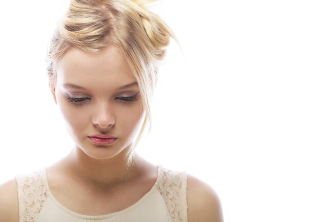 Foto de joven bella mujer con cabello rubio aislado en blanco