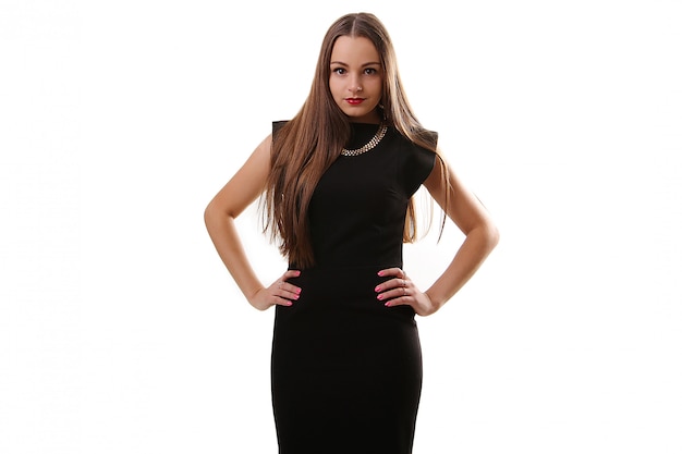 Foto una foto de una joven bella mujer en un vestido negro posando