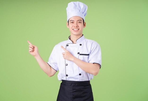 Foto de un joven chef asiático en el fondo