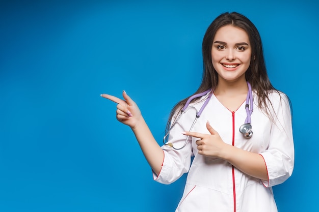 Foto de joven doctora apuntando a la derecha