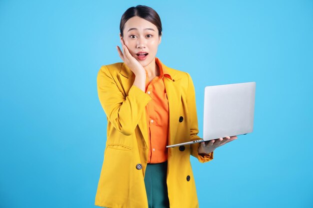 Foto de una joven empresaria asiática con traje colorido en el fondo