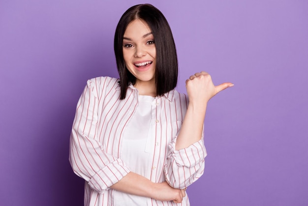 La foto de una joven encantadora indica que el espacio vacío del pulgar es un banner promocional que sigue aislado sobre un fondo de color violeta