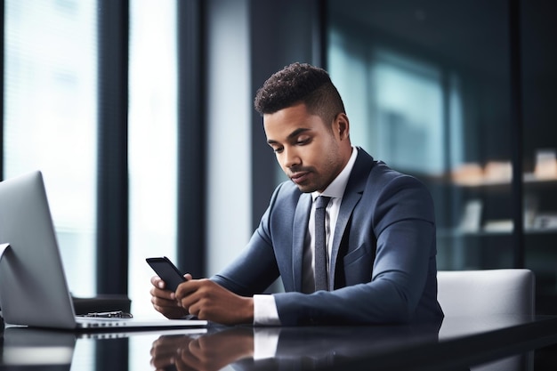 Una foto de un joven hombre de negocios que usa su teléfono móvil en un escritorio de oficina creado con IA generativa