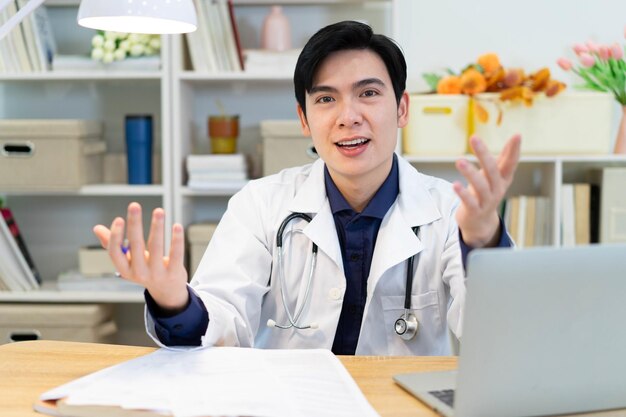 Foto de un joven médico asiático trabajando en una oficina