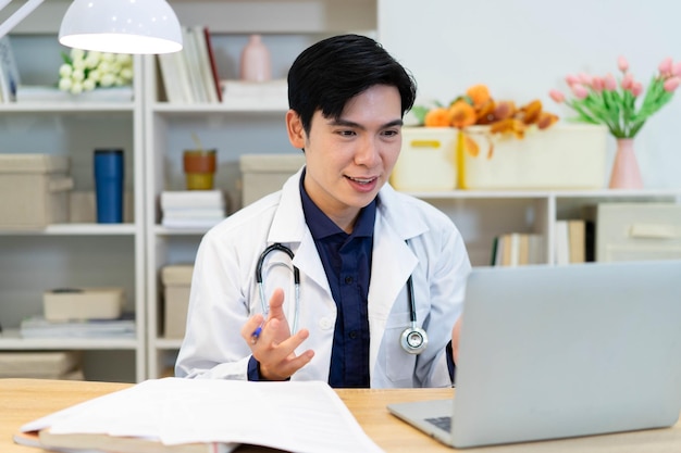 Foto foto de un joven médico asiático trabajando en una oficina