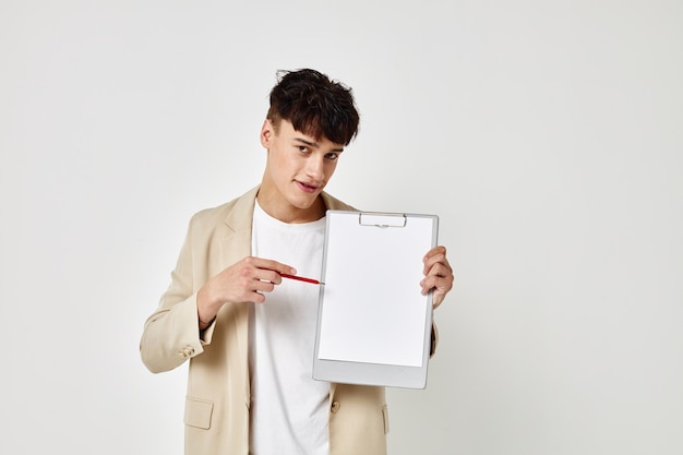 Foto joven novio posando chaqueta emociones fondo claro inalterado