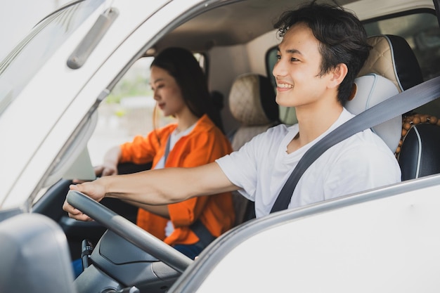 Foto de una joven pareja asiática trabajando juntos