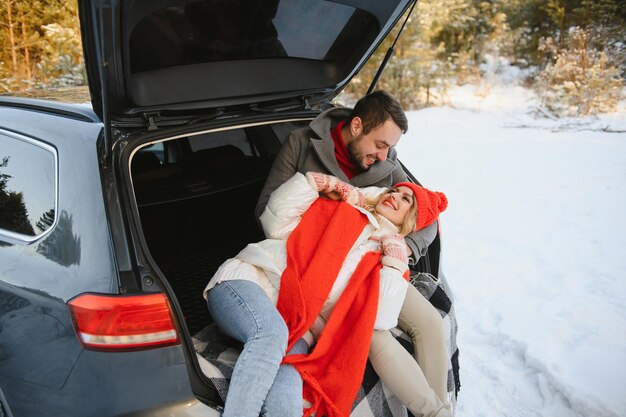 Foto de la joven pareja atractiva feliz sonrisa positiva mirar unos a otros disfrutar de tiempo juntos bosque invierno historia de amor