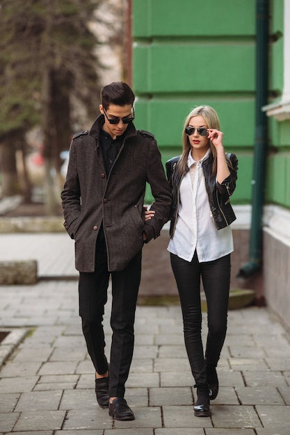 Foto de una joven pareja hermosa en la calle de la ciudad