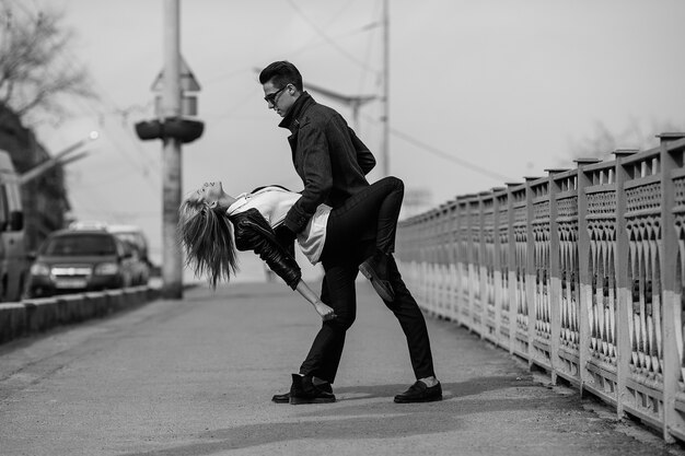 Foto de una joven pareja hermosa en la calle de la ciudad