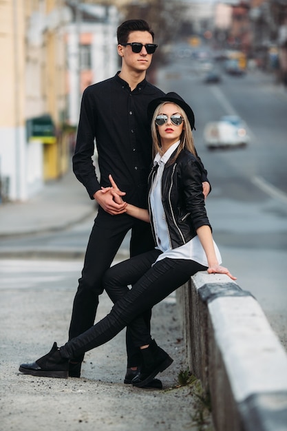 Foto de una joven pareja hermosa en la calle de la ciudad