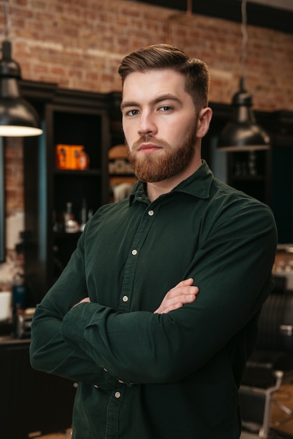 Foto, de, joven, posición, en, barbería