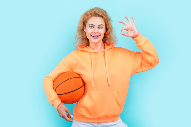 Foto de jugadora de baloncesto con capucha ok pelirroja jugadora de baloncesto