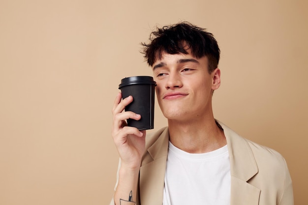 Foto junger Freund ein Glas mit einem Drink in der Hand modernen Stil isoliert Hintergrund unverändert