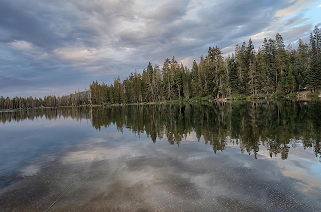 Foto del lago Gold en la cuenca de los lagos forestales de Eureka Plumas, California