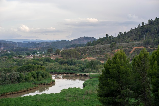 Foto foto de un lago en las montañas