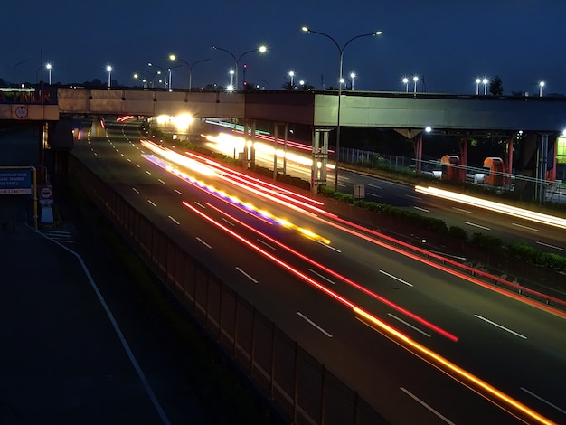 Foto foto de larga exposición de la autopista yakarta merak en la noche en la puerta de peaje de east balaraja