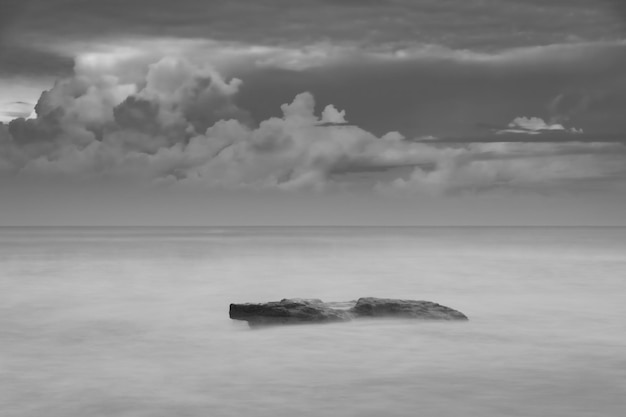 Foto de larga exposición de la playa y las islas de coral durante el día Fineart fotográfico en blanco y negro