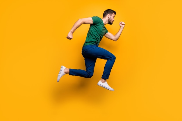 Foto lateral de perfil de corpo inteiro de cara sério focado em salto, corrida rápida