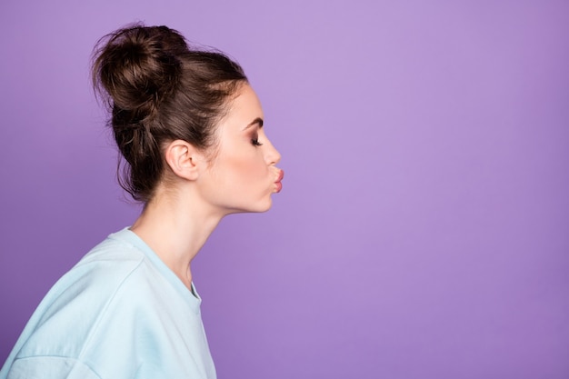 Foto lateral de perfil de jovencita apasionada y cariñosa disfrutar de la fecha del 14 de febrero enviar beso al aire novio usar traje de buena apariencia aislado sobre fondo de color púrpura