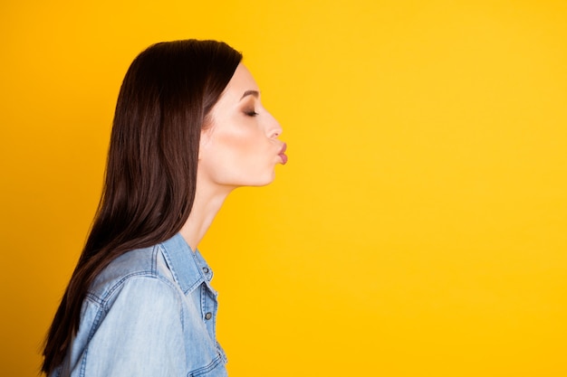 Foto lateral de perfil de niña cariñosa enviar beso al aire