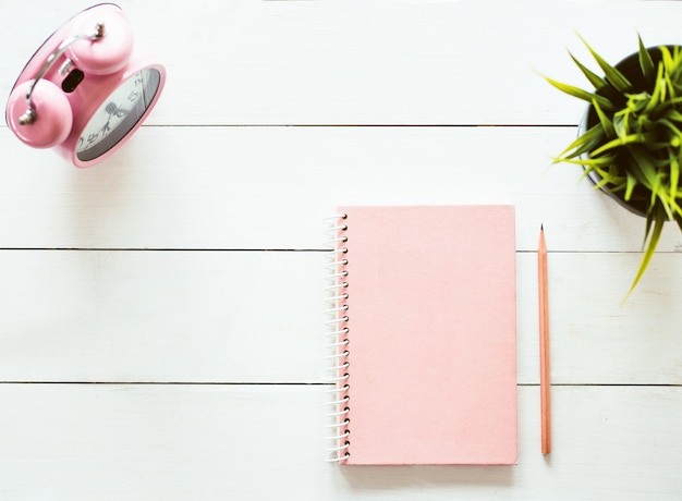 Foto foto de lay plana de escritorio de trabajo con cuaderno de bocetos y lápiz