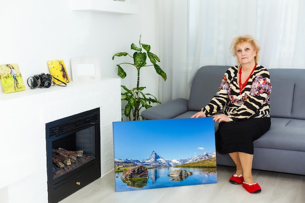 Foto-Leinwand. Blonde ältere Frau, die sich beim Fotografieren motiviert fühlt